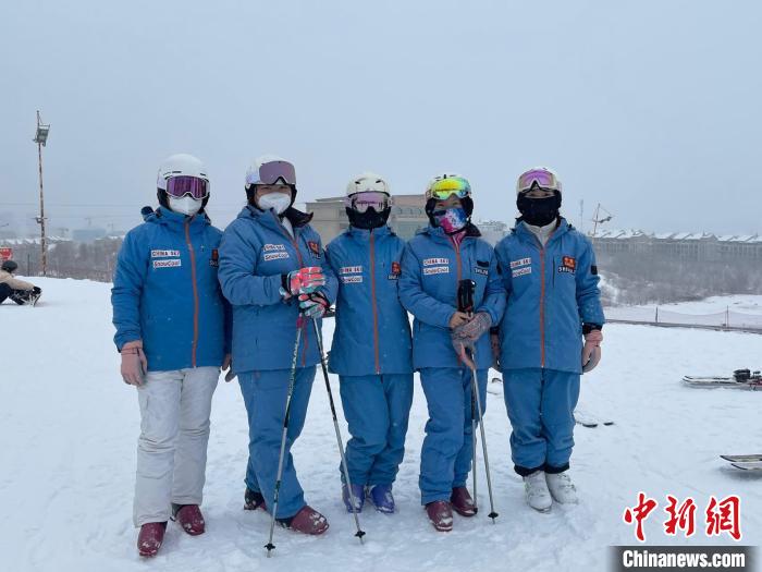 乌鲁木齐市维斯特灯光滑雪场配备专业的教练员。　潘琦 摄