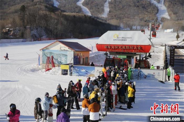 滑雪爱好者乘上高速缆车向着雪道出发 亚布力阳光度假村滑雪场 摄