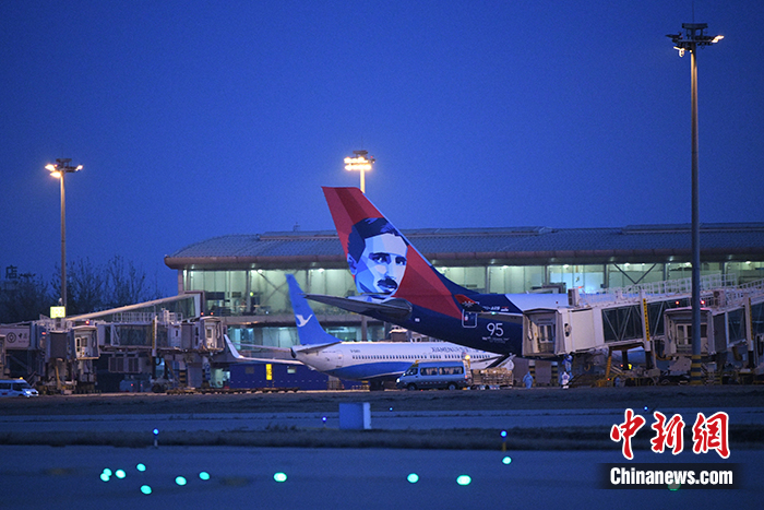 12月10日，天津滨海国际机场，塞尔维亚航空JU702航班（中）停靠在停机位。<a target='_blank'  data-cke-saved-href='/' href='/'>中新社</a>记者 佟郁 摄 　