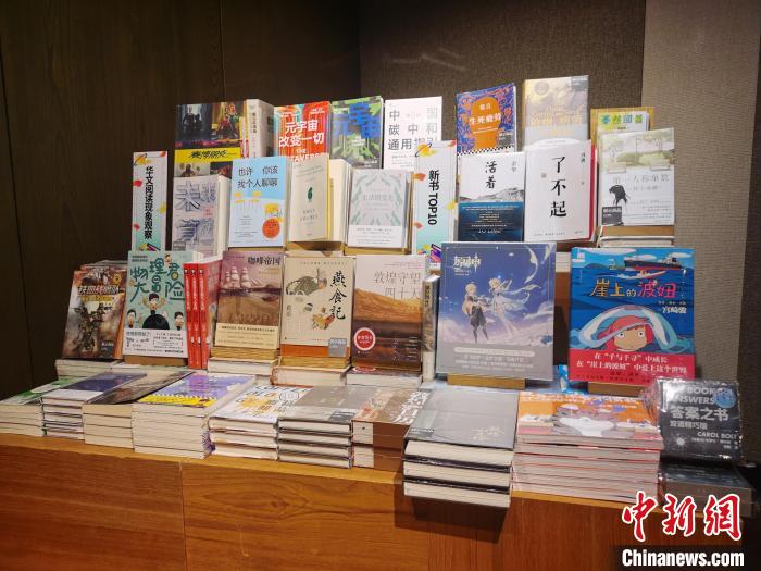诚品书店苏州店评选出的年度畅销新书。　钟升 摄